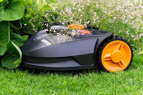What advanced features should UK homeowners look for in a robotic lawn mower?